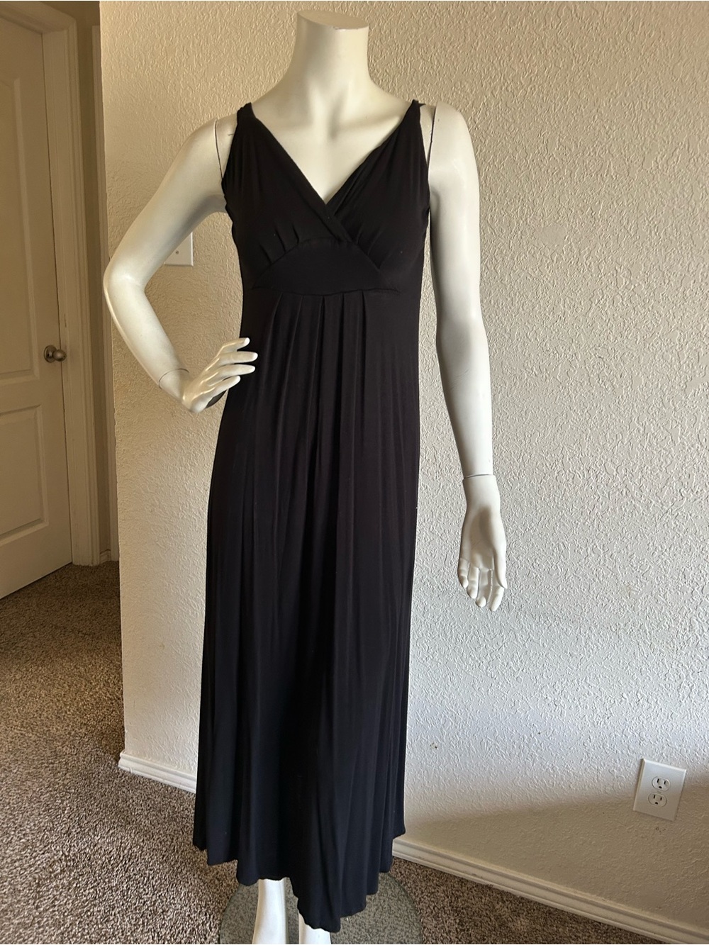 Women’s Black Sleeveless V-Neck Maxi Dress size M